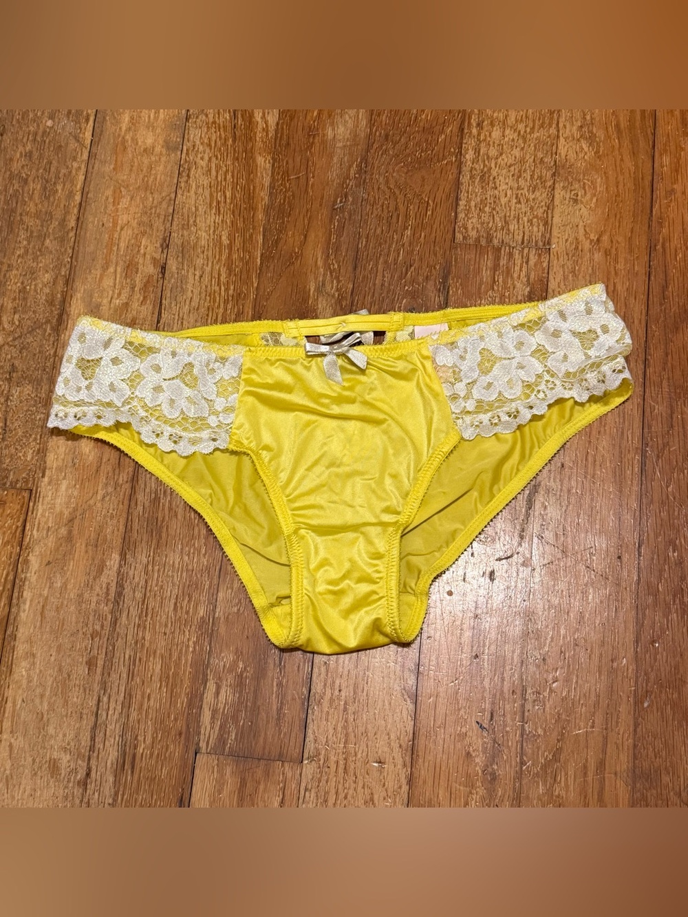 Rare Y2K Victoria’s Secret Yellow Lace-Trim Bikini Panty Size Small